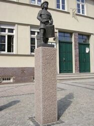 Skulptur des Trommlers von Burg vor dem Kleinen Rathaus