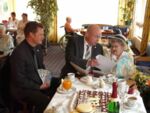 Bürgermeister Jörg Rehbaum und Landrat Lothar Finzelberg gratulieren Marie Saalmann zum 103. Geburtstag
