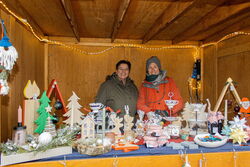 weihnachtlicher Verkaufsstand mit zwei Verkäuferinnen